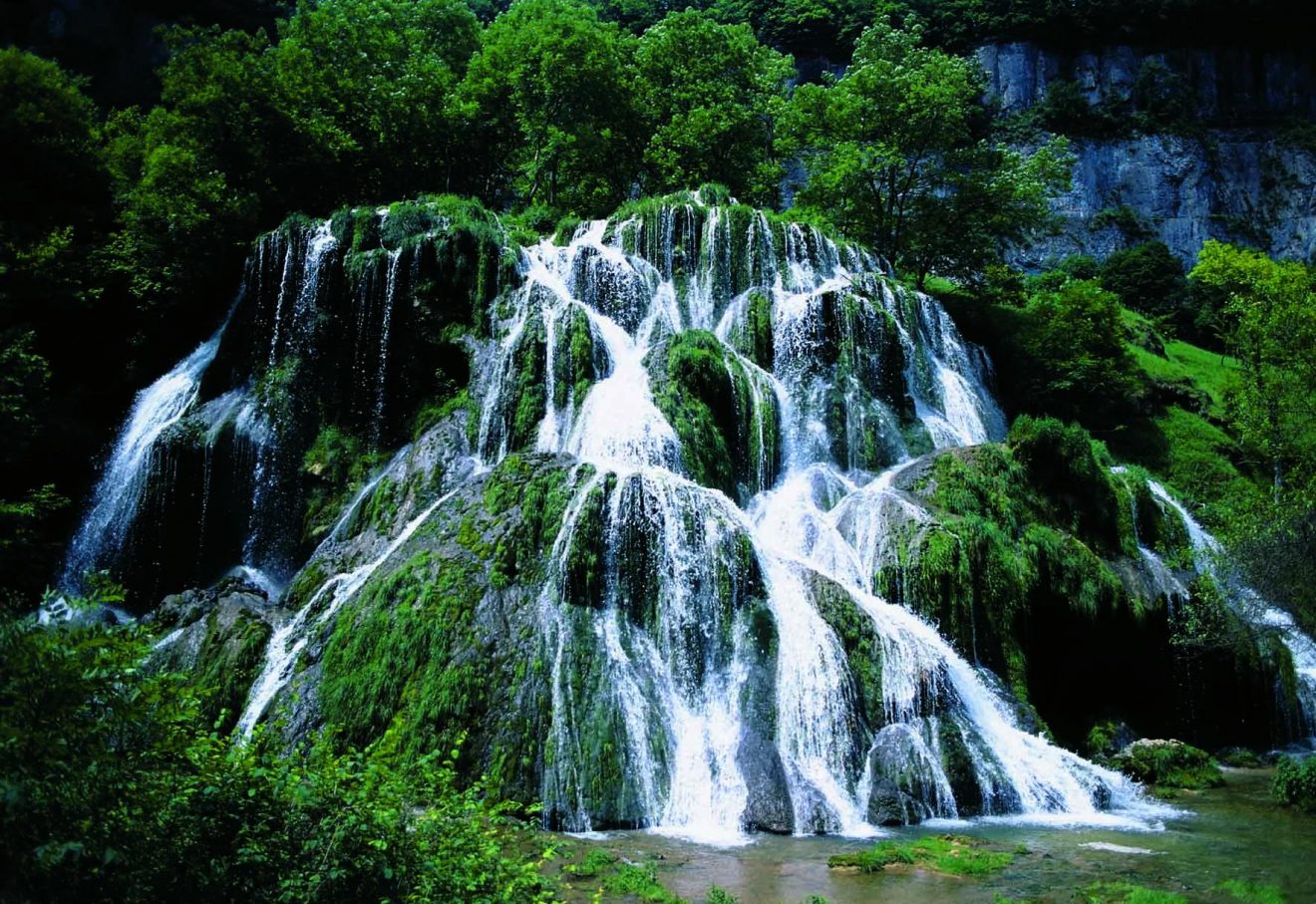 Goûtez au Printemps des Cascades dans les Montagnes du Jura Seniors